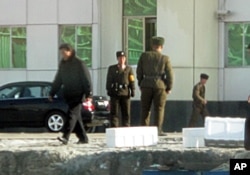 N. Korean soldiers guarding the border