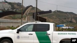 一辆美国边境巡逻车停在圣迭戈美墨边境附近。(2024年6月4日)