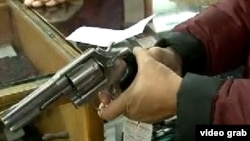  科罗拉多枪击案重新引发有关枪支管制的辩论