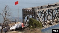 对朝贸易物资从这里运往朝鲜（美国之音张楠拍摄）