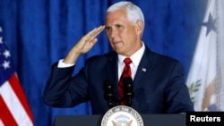 彭斯2018年8月在一場活動中向美軍致敬（路透社）