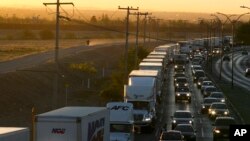 2019年4月9日在墨西哥一側等待進入美國的貨車。