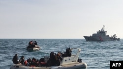 (資料照) 法國國家海上救援協會發出的圖片顯示英國救援人員從一條船上救起大約20人，他們試圖從法國穿越英吉利海峽到英國。