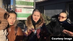 2018年12月28日三位709案律师家属冒严寒高院投书。 (北京维权人士野靖环提供) 