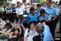 香港警方7月2日拘捕511名參與預演佔中的示威者，有被捕示威者組織「我們都是511」民間政改關注組（美國之音湯惠芸攝）
