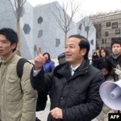 世博会官员孙联生(中)