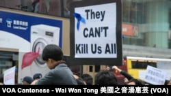 有遊行人士帶同小朋友參加反暴力遊行