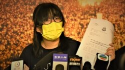 支聯會副主席鄒幸彤手持警方國安處向她發出的信件，她批評警方發信要求支聯會交出資料是一個濫權的行為 (美國之音湯惠芸)