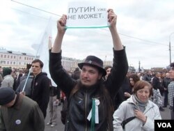 5月6日莫斯科要求釋放政治犯的集會中，一名示威者手舉標語：普京不能當總統。 (美國之音白樺拍攝)