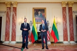 美国国务卿安东尼·布林肯（右）2021年9月15日在华盛顿会见立陶宛外交部长兰斯伯格斯（左）