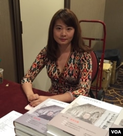 耿格和她父亲的新书 (美国之音方冰拍摄)