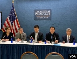 前天安门学运领袖、“对话中国”创办人王丹（右二）在六四30周年纪念日当天在华盛顿国家新闻俱乐部举行记者会，发表纪念六四宣言。照片从左至右分别是吕京华、苏晓康、沈彤、王丹和胡平。（2019年6月4日，美国之音林枫拍摄）