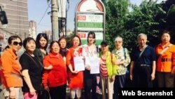 709律師王全璋的妻子李文足(中間白衣)前往最高法院遞狀