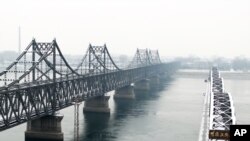 中國東北丹東橫跨鴨綠江的中朝友誼橋和鴨綠江斷橋 (資料圖片)