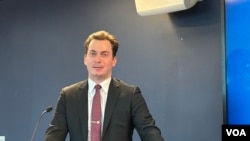 美国宾州大学佩里世界之家全球秩序项目资深经理善学在乔治华盛顿大学西格尔亚洲研究中心分析台湾政局。(2025年3月4日，美国之音锺辰芳拍摄）