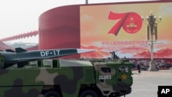 中國軍車載著DF-17東風高超音速彈道導彈參加中國國慶70週年典禮。 （2019年10月1日）