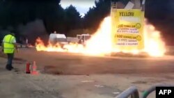 視頻截圖顯示，法國首都郊外的市鎮維勒班特（Villepinte）的狂歡節上，一座木制人像爆炸（2017年4月1日）