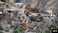 伊朗地震後一個村莊受損毀的情況