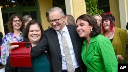 2024 年3月8 日，澳洲總理安東尼·阿爾巴尼斯（中）在堪培拉總理官邸舉行的國際婦女節早茶會期間與當地婦女支持組織的代表合影留念。