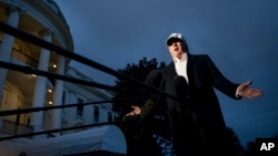 川普總統週日自大衛營返白宮時在南草坪對記者表示沒有計劃解僱特別檢察官穆勒。