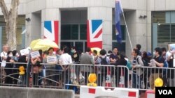 港人英領館外示威佔領促英國履行責任（美國之音海彥拍攝）