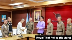在泰緬邊境附近遭電詐集團綁架的中國演員王星被泰國警方找回後與泰國警官握手。 （2025年1月7日）