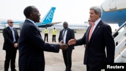 克里星期六抵達金沙薩後和剛果外長握手