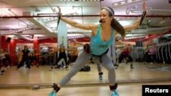 ແຟ້ມພາບ: ຄູຝຶກອອກກຳລັງກາຍ ເດໂບຣາ ໂຮຣຕັນ ພວມນຳພາກຸ່ມລູກສິດທີ່ເຂົ້າມາຮ່ວມອອກກຳລັງກາຍຢູ່ໃນຈິມຊື່ວ່າ Crunch Gym ໃນເຂດແມນແຮັດທັນ ຂອງນະຄອນນິວຢອກ ເມື່ອວັນທີ 20 ກັນຍາ 2024. REUTERS/Carlo Allegri/File Photo