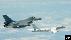 台灣空軍飛機（左）在一架中國空軍H6-K 轟炸機附近飛行