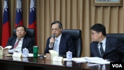 台灣陸委會主任委員陳明通（中）5月17日對媒體發表談話（美國之音記者楊明拍攝）