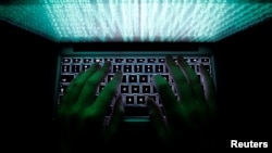 一個人在敲擊電腦鍵盤 (資料圖片)