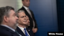 资料照片:美国财政部长贝森特在白宫参加记者会。（2025年6月27日）