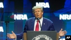 共和黨候選人特朗普在2024年出席美國全國步槍協會大會並發表演說.（資料照片）