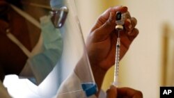 美國醫生試圖打消民眾 對新冠疫苗疑慮 