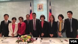 台美國會議員聯誼會訪美成員2018年7月19日在駐美國台北經濟文化代表處舉行記者會後合影（美國之音許寧拍攝）