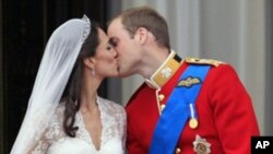 威廉王子在白金漢宮陽台上親吻新娘子凱特.米德爾頓