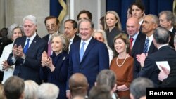 Бывшие президенты США Билл Клинтон (с супругой Хиллари), Джордж Буш-младший (с супругой Лорой) и Барак Обама