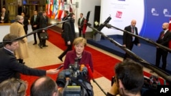 德国总理默克尔抵达欧盟总部参加土耳其-欧盟峰会时对记者发表谈话（2015年11月29日）