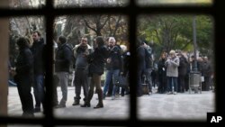 西班牙加泰地區選民在巴塞羅那一個選舉票站外派對投票。