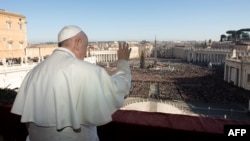 罗马天主教教宗方济各在圣彼得大教堂的阳台发表圣诞致辞。(2019年12月25日)