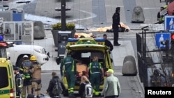 在斯德哥爾摩，一輛被盜貨車撞上高檔購物中心（2017年4月7日）