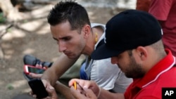 古巴哈瓦那民眾街頭用互聯網。(2015年7月2日)