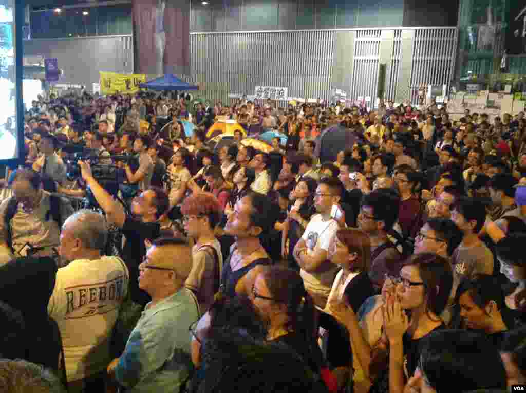 数以千计的学生和市民在金钟雨伞广场声援学联代表 (美国之音图片/海燕拍摄)