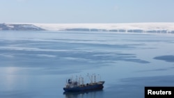 南極洲半月灣有一艘國籍不明的捕磷蝦漁船。