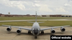 Самолет ВВС США типа KC-135, используемого в рамках Договора по открытому небу.Архивное фото.