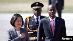 台灣總統蔡英文13日開始訪問海地，在機場受到海地總統莫伊茲(Jovenel Moise)的歡迎。