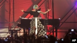 Lady Gaga 為同性戀者演唱。