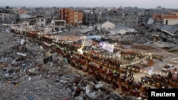 ປະ​ຊາ​ຊົນ​ຊາວ ປາ​ແລ​ັ​ສ​ໄຕ​ນ ປະ​ສິນ​ອົດ​ຂອງ​ເຂົາ​ເຈົ້າ​ດ້ວຍ​ການ​ຮັບ​ປະ​ທານ​ອາ​ຫານ ອິ​ຟ​ຕາ ໃນ​ລະ​ຫວ່າງ​ເດືອນ​ສັກ​ສິດ ຣາ​ມາ​ດານ.