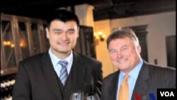 著名中國籃球明星姚明創辦的姚家族酒業公司與釀酒總監湯姆欣德