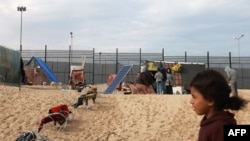 流離失所的巴勒斯坦人在加沙和埃及之間的邊境圍欄附近紮營。 （2024年2月16日）